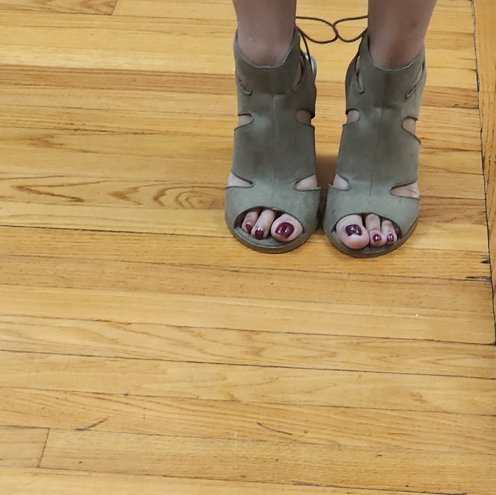Heels - Picture 2 of 7